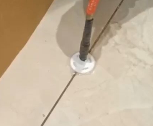 五河瓷砖空鼓维修公司专业解答瓷砖在铺贴过程中，如果没有涂抹均匀到位的粘结材料（如水泥砂浆或瓷砖胶），可能会导致以下问题